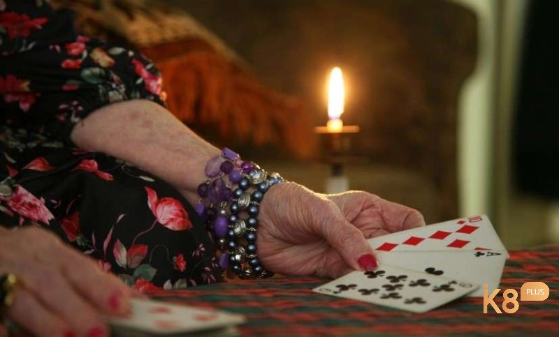 Bói bài tây là gì? 5 điểm khác nhau giữa bài tây và bài tarot