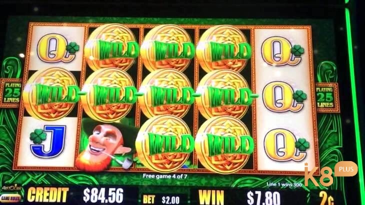 Cốt truyện của Lucky Leprechaun Slot đưa người chơi vào một cuộc phiêu lưu đầy màu sắc và hài hước