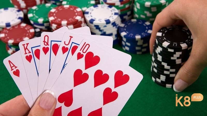 Trong bài xì tố straight flush là liên kết bài mạnh nhất đưa cược thủ đến chiến thắng